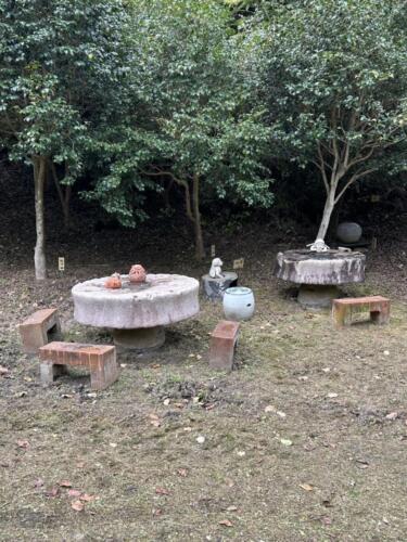 石テーブル休憩所-1